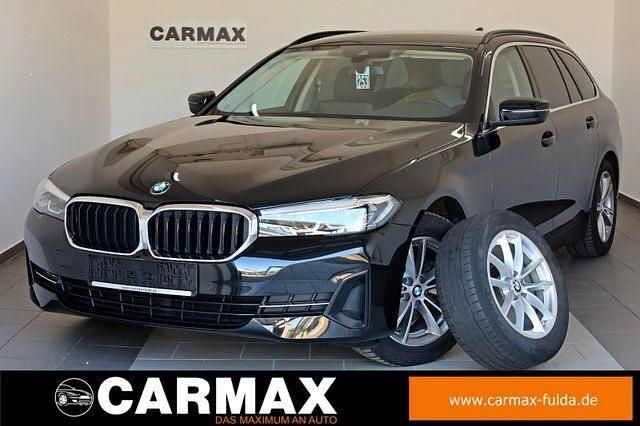 Black sapphire metallic (metallic) Gebraucht 2023 BMW 520 Sport Line Kombi | 31.800 € (Superpreis) - Bild 1/4