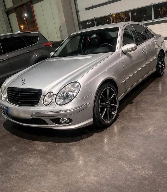 Grau Gebraucht 2003 Mercedes E320 Limousine | 3.099 € (Superpreis) - Bild 1/4