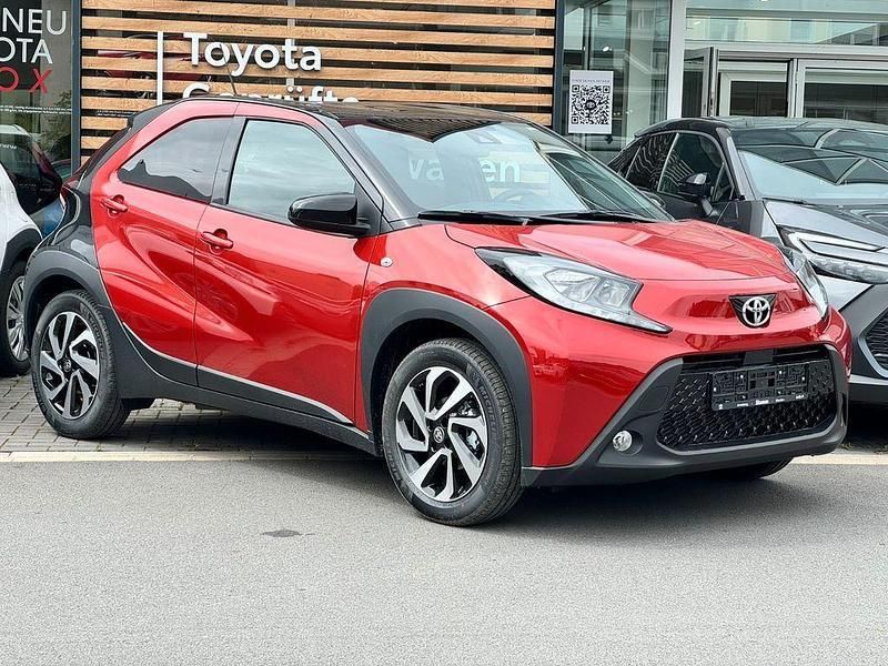 Rot Neu 2025 Toyota Aygo Kleinwagen | 21.490 € - Bild 1/4