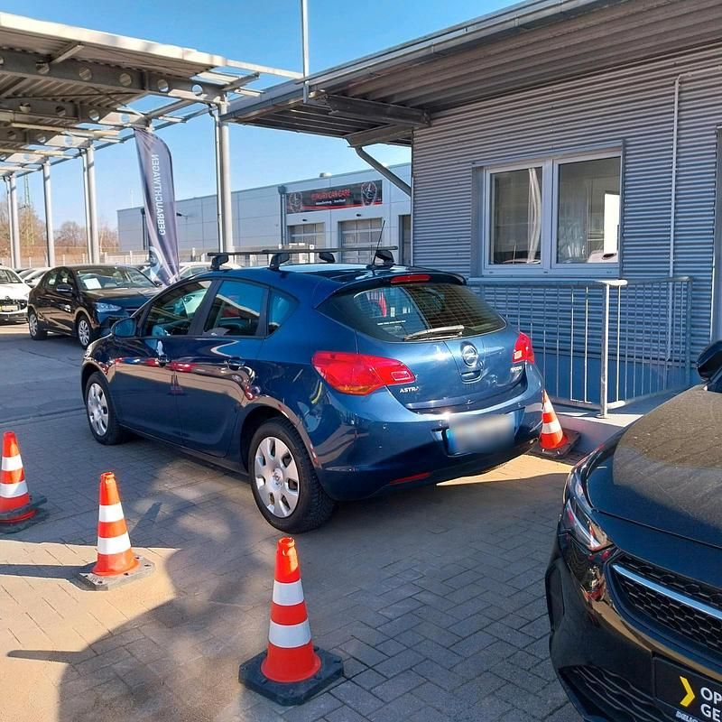 Usata Opel Astra 100 CV (73 kW) 2012 Blu Utilitaria