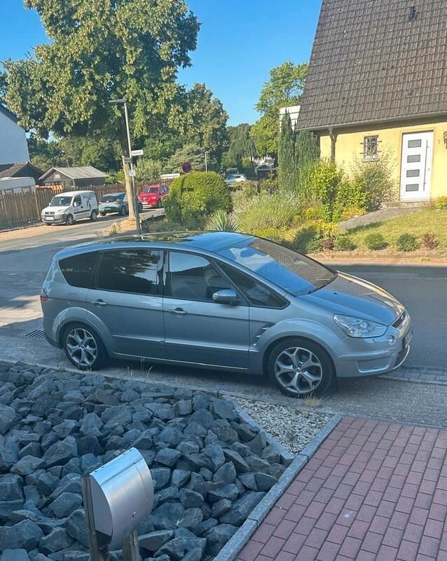 Silber Gebraucht 2009 Ford S-MAX S Van / Kleinbus | 2.990 € (Guter Preis) - Bild 1/4