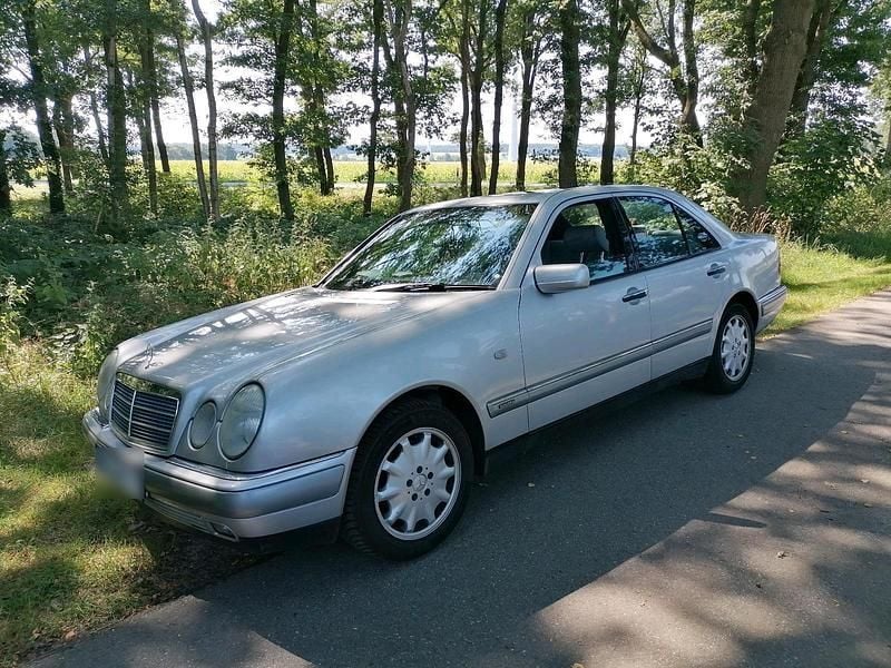 Gebraucht Mercedes E320 Classic 220 PS (161 kW) 1995 Silber Limousine