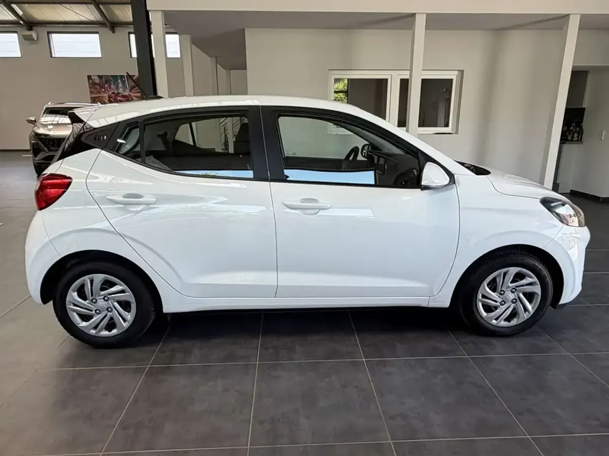 Gebraucht Hyundai i10 Select 63 PS (46 kW) 2024 Atlas white Kleinwagen