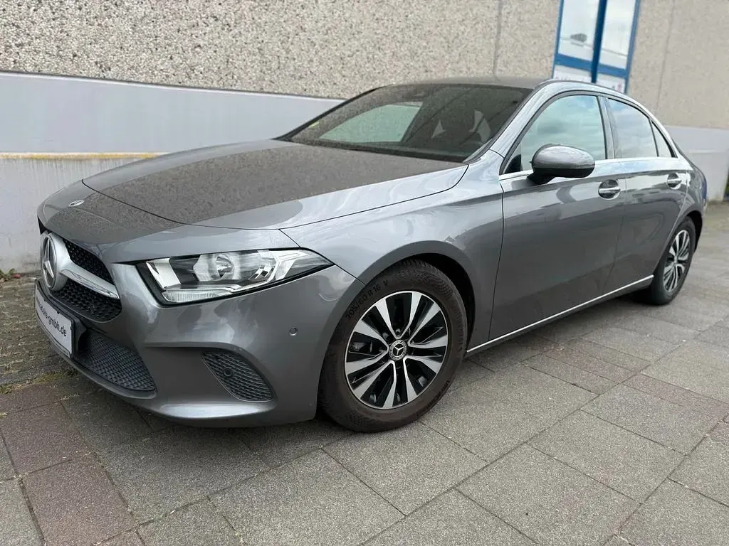 Gebraucht Mercedes A180 116 PS (85 kW) 2020 Grau Limousine