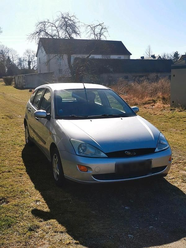 Gebraucht Ford Focus 75 PS (55 kW) 2000 Silber Kleinwagen