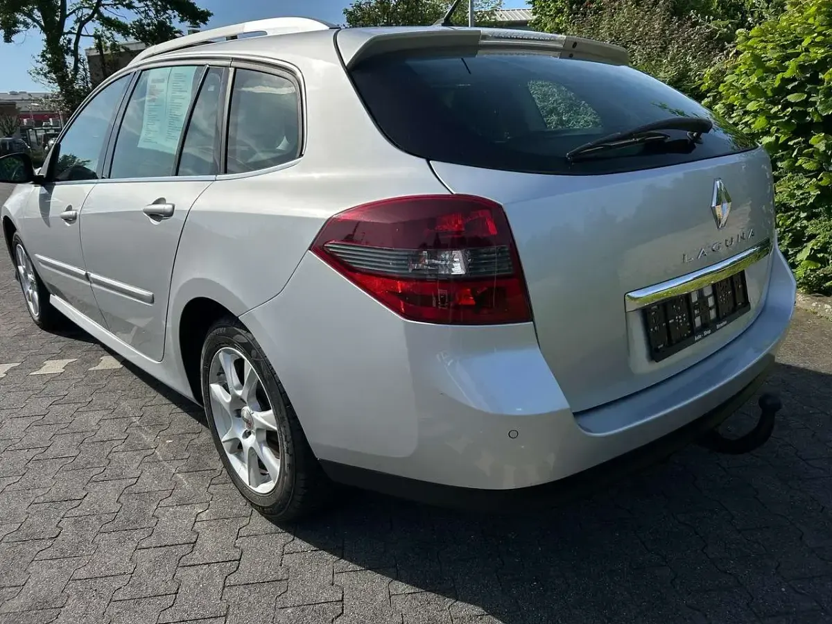 Gebraucht Renault Laguna GrandTour Dynamique 140 PS (102 kW) 2009 Silber metallic Kombi