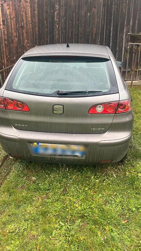 Grau Gebraucht 2004 Seat Ibiza Kleinwagen | 300 € (Superpreis) - Bild 1/4