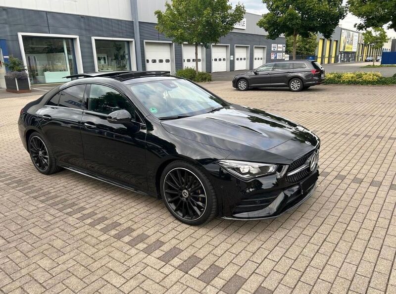 Schwarz Gebraucht 2020 Mercedes CLA180 AMG line Limousine | 33.400 € (Teuer) - Bild 1/4