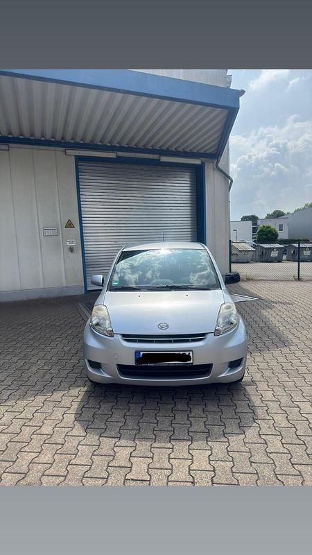 Grau Gebraucht 2008 Daihatsu Sirion Kleinwagen | 1.399 € (Fairer Preis) - Bild 1/4
