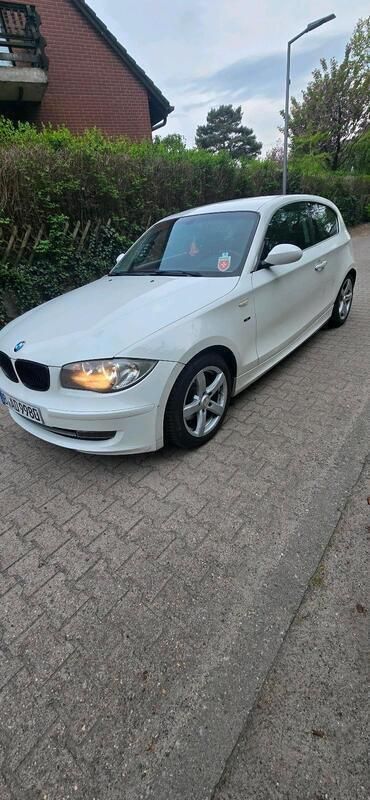 Weiß Gebraucht 2007 BMW 118 Coupé Sport Line Coupé | 2.499 € - Bild 1/4