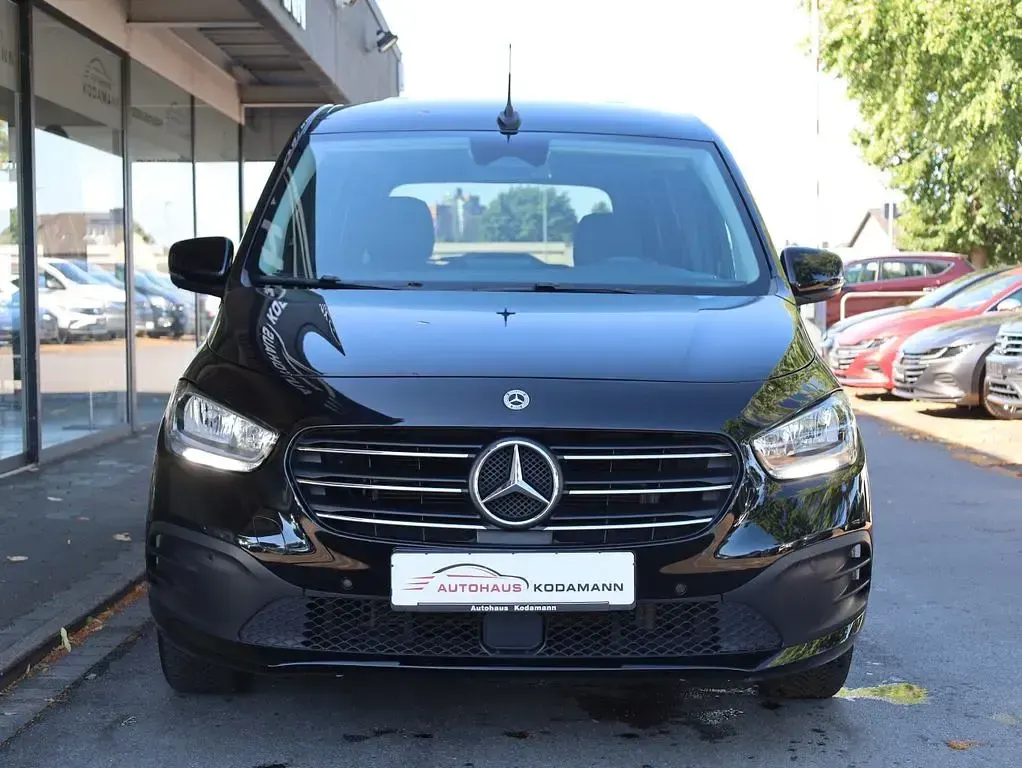 Gebraucht Mercedes 180 116 PS (85 kW) 2023 Lackfarbe loparitschwarz metal Limousine