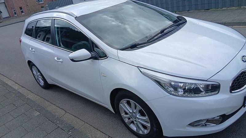 Gebraucht Kia Ceed 128 PS (94 kW) 2015 Weiß Kleinwagen