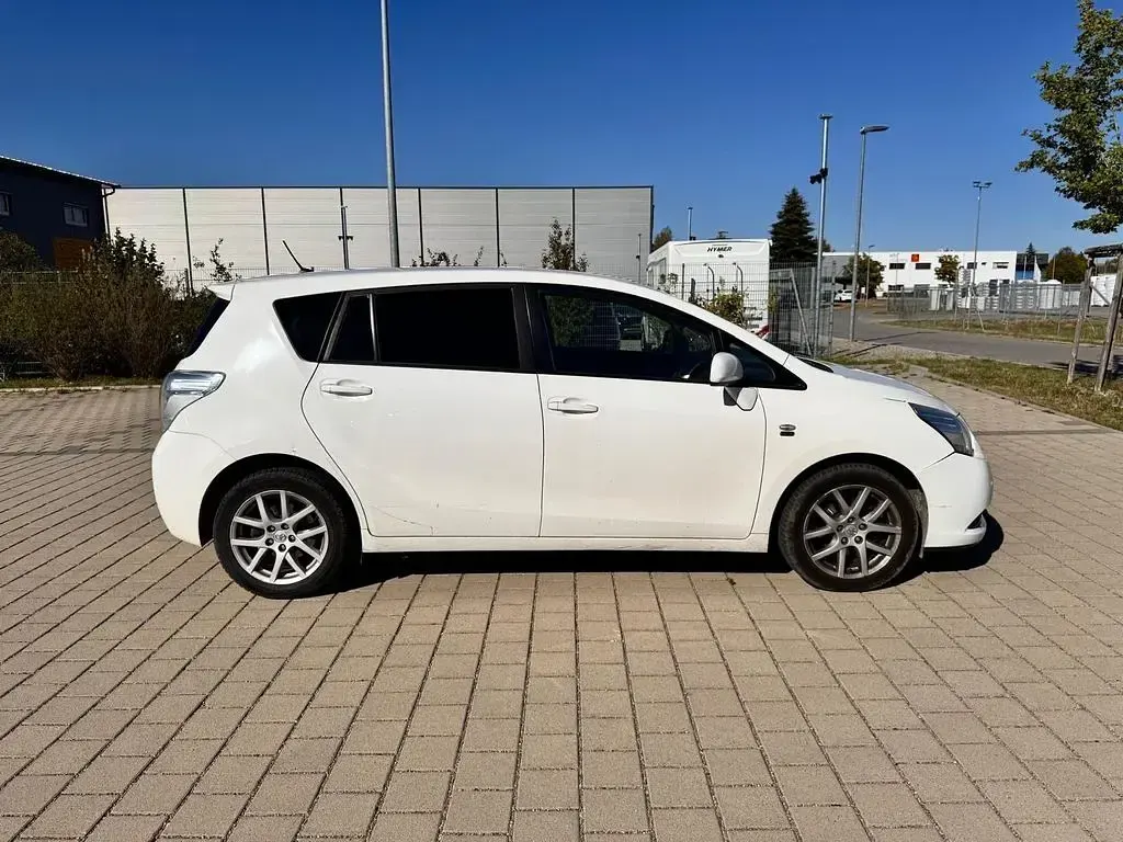 Gebraucht Toyota Verso 147 PS (108 kW) 2012 Weiß Van / Kleinbus