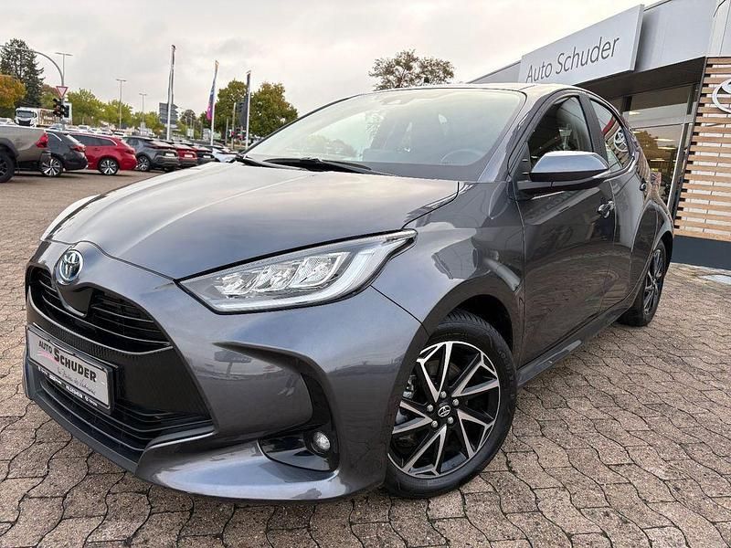 Grau Gebraucht 2023 Toyota Yaris Hybrid Team Limousine | 20.990 € (Fairer Preis) - Bild 1/4