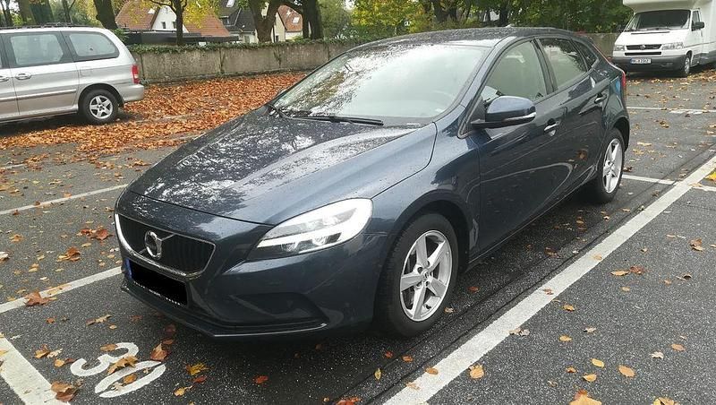 Gebraucht 2019 Volvo V40 Momentum Kombi | 13.800 € (Guter Preis) - Bild 1/4