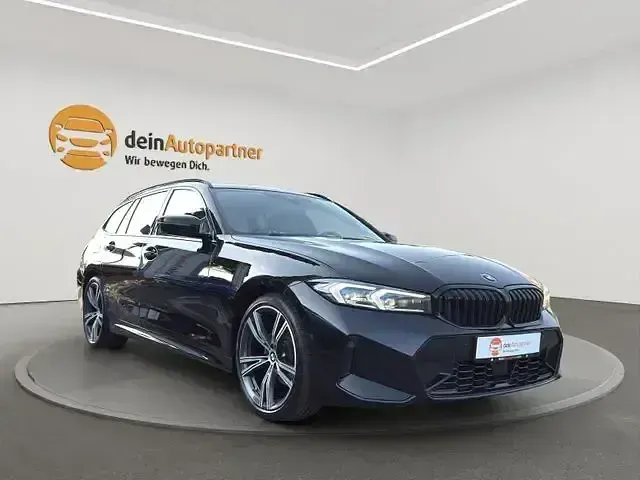 Gebraucht BMW 320 M Sport 190 PS (139 kW) 2024 Black sapphire Kombi