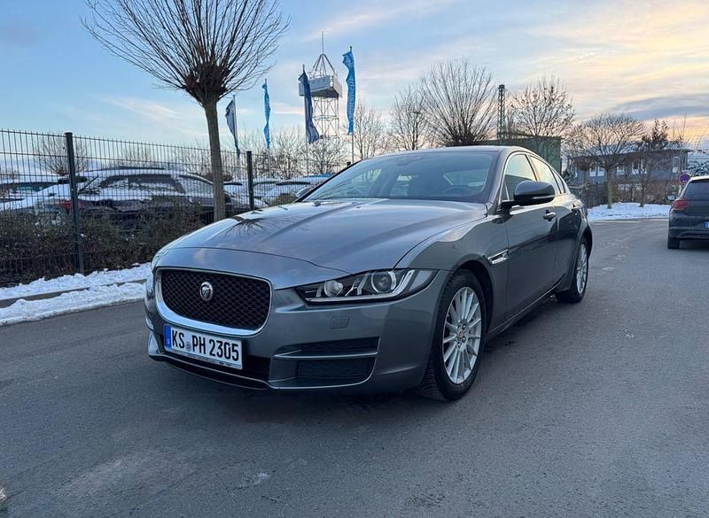 Grau Gebraucht 2015 Jaguar XE Prestige Limousine | 10.900 € (Fairer Preis) - Bild 1/4