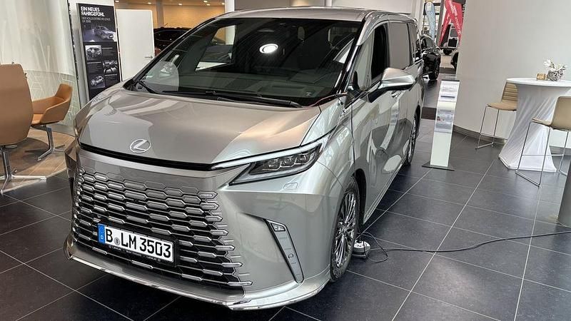Silber Gebraucht 2025 Lexus LM350h E-FOUR Executive Line Van / Kleinbus | 119.990 € - Bild 1/4