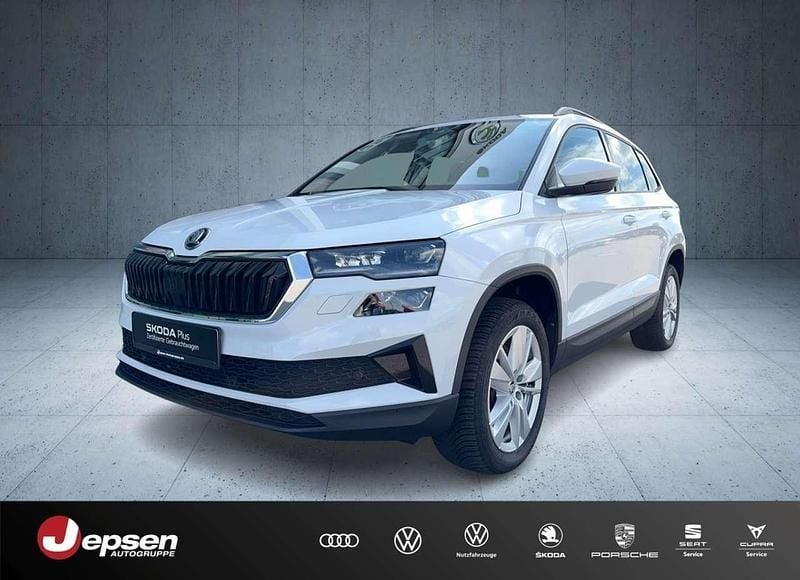 Moonweiss metallic Gebraucht 2024 Skoda Karoq Selection SUV | 31.770 € (Fairer Preis) - Bild 1/4