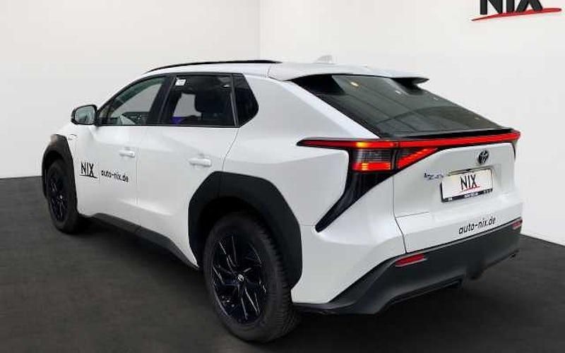 Gebraucht Toyota bZ4X Team 150 kW (204 PS) 2024 Platinumweiß perleffekt SUV