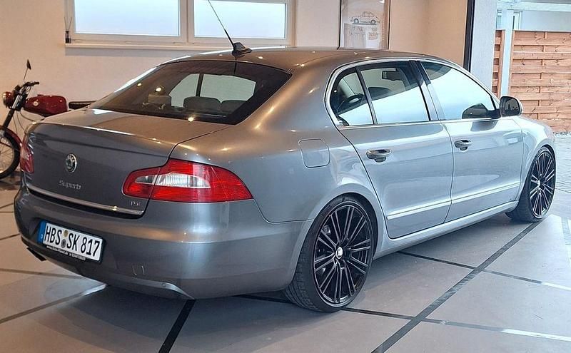 Silber Gebraucht 2009 Skoda Superb Limousine | 8.700 € (Etwas zu teuer) - Bild 1/4
