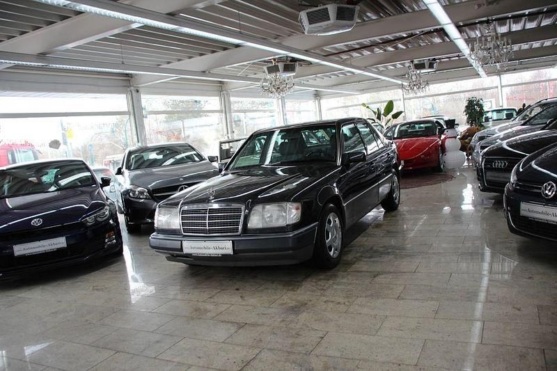 Second-hand Mercedes E220 150 CP (110 kW) 1992 Negru Berlinǎ