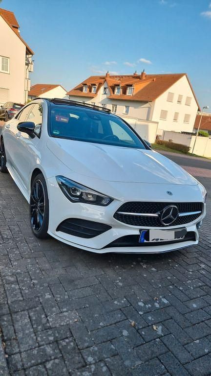 Weiß Gebraucht 2022 Mercedes CLA250 AMG line Limousine | 34.990 € (Guter Preis) - Bild 1/4