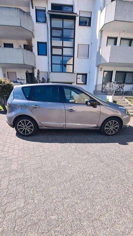 Grau Gebraucht 2014 Renault Mégane GrandTour Kombi | 7.500 € (Fairer Preis) - Bild 1/4