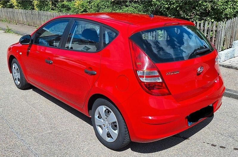 Rot Gebraucht 2009 Hyundai i30 Edition+ Limousine | 2.800 € (Fairer Preis) - Bild 1/4