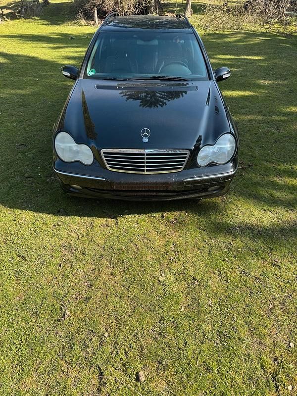 Używany Mercedes C320 218 KM (160 kW) 2004 Czarny Kombi
