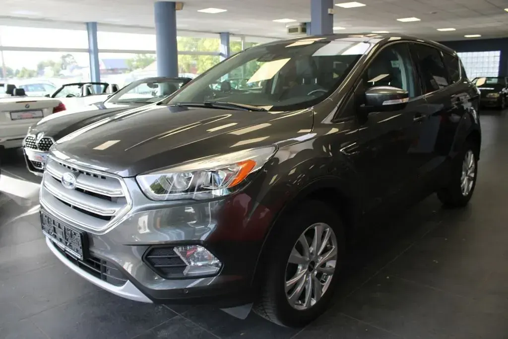 Gebraucht Ford Kuga Titanium 150 PS (110 kW) 2017 Grau SUV