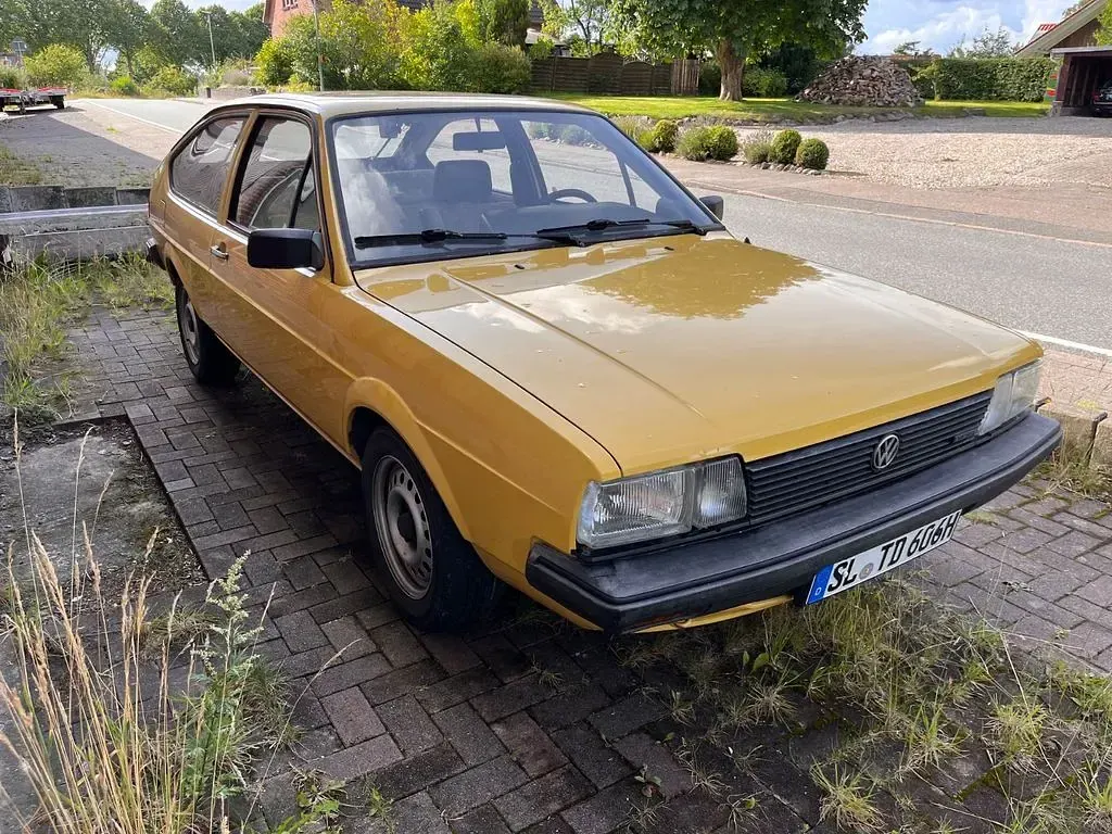 Używany VW Passat 70 KM (51 kW) 1983 Żółty Coupe