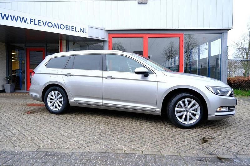 Gebraucht VW Passat 120 PS (88 kW) 2016 Grau Kombi