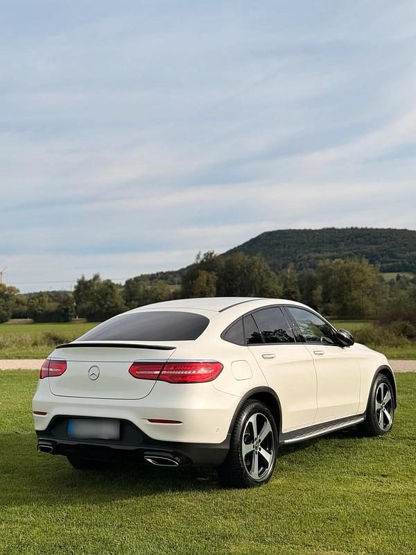 Gebraucht Mercedes GLC250 211 PS (155 kW) 2019 Weiß Coupé