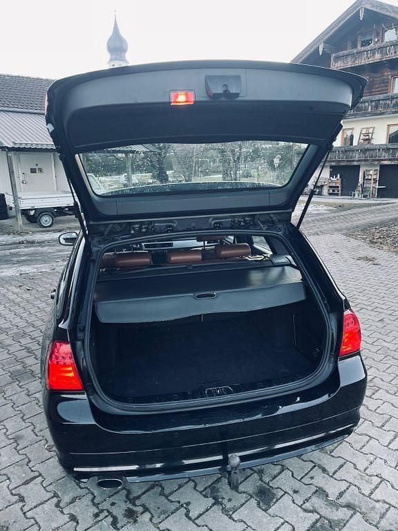 Gebraucht BMW 320 Lifestyle 184 PS (135 kW) 2011 Schwarz Kombi