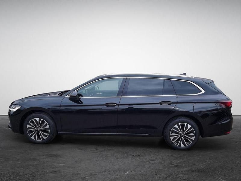 Neu Skoda Superb Selection 150 PS (110 kW) 2025 Ebony schwarz metallic Kombi