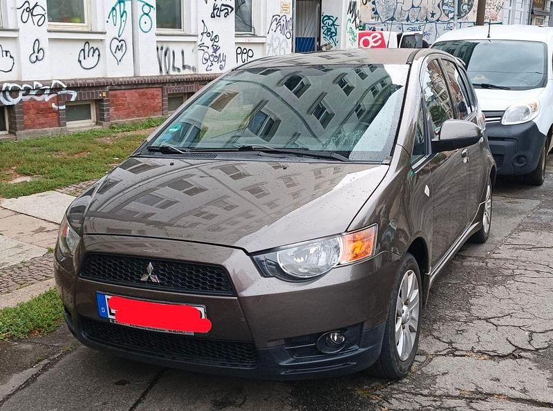 Braun Gebraucht 2012 Mitsubishi Colt Edition Van / Kleinbus | 3.999 € (Fairer Preis) - Bild 1/4