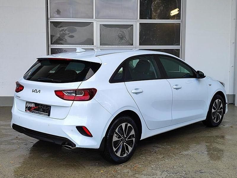 Neu Kia Ceed Play 101 PS (74 kW) 2025 Casa white Kleinwagen