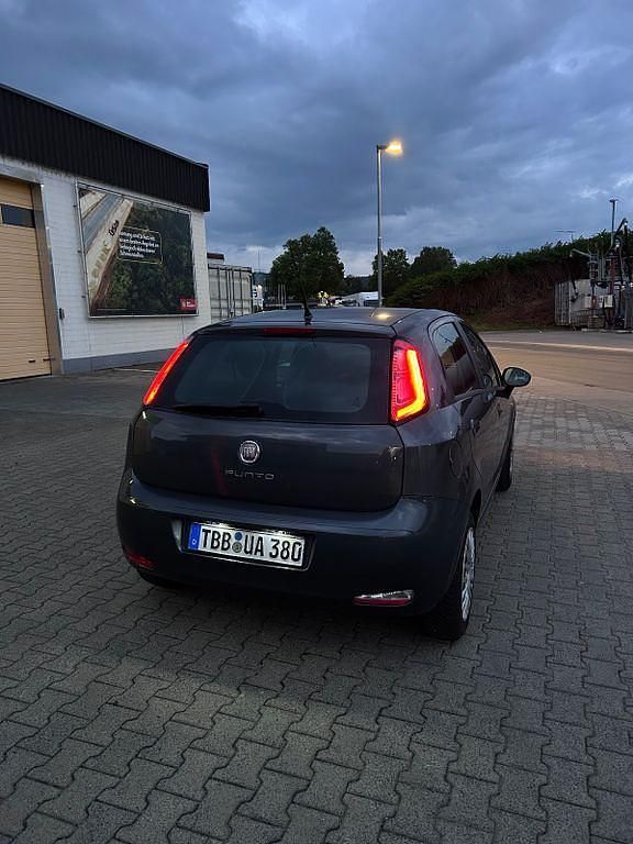 Grau Gebraucht 2012 Fiat Punto Evo Kleinwagen | 2.400 € (Guter Preis) - Bild 1/4