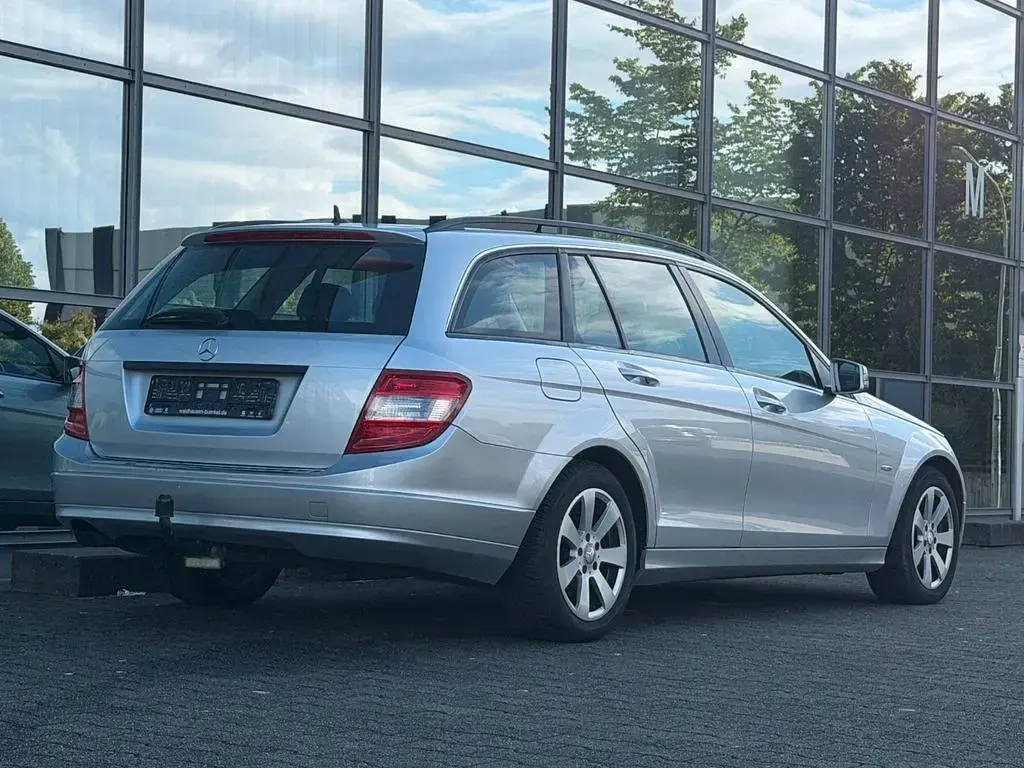 Second-hand Mercedes C200 136 CP (100 kW) 2011 Argintiu Berlinǎ