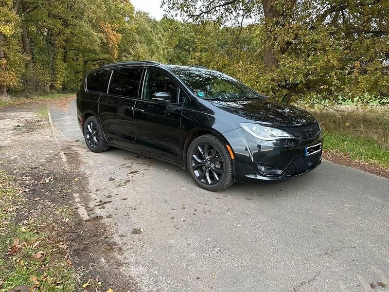 Schwarz Gebraucht 2020 Chrysler Pacifica Limited Van / Kleinbus | 28.500 € (Superpreis) - Bild 1/4
