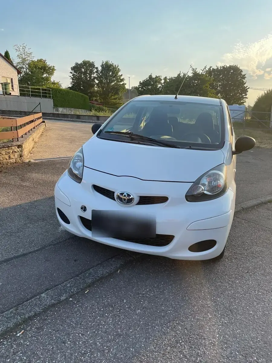 Gebraucht Toyota Aygo 68 PS (50 kW) 2010 Weiß Kleinwagen