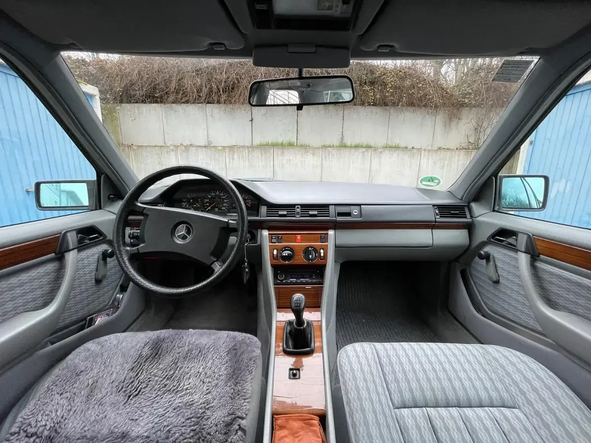 Gebraucht Mercedes 200 118 PS (86 kW) 1990 Grau Limousine