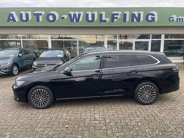 Grenadillschwarz Neu 2025 VW Passat Elegance Kombi | 44.980 € (Superpreis) - Bild 1/4