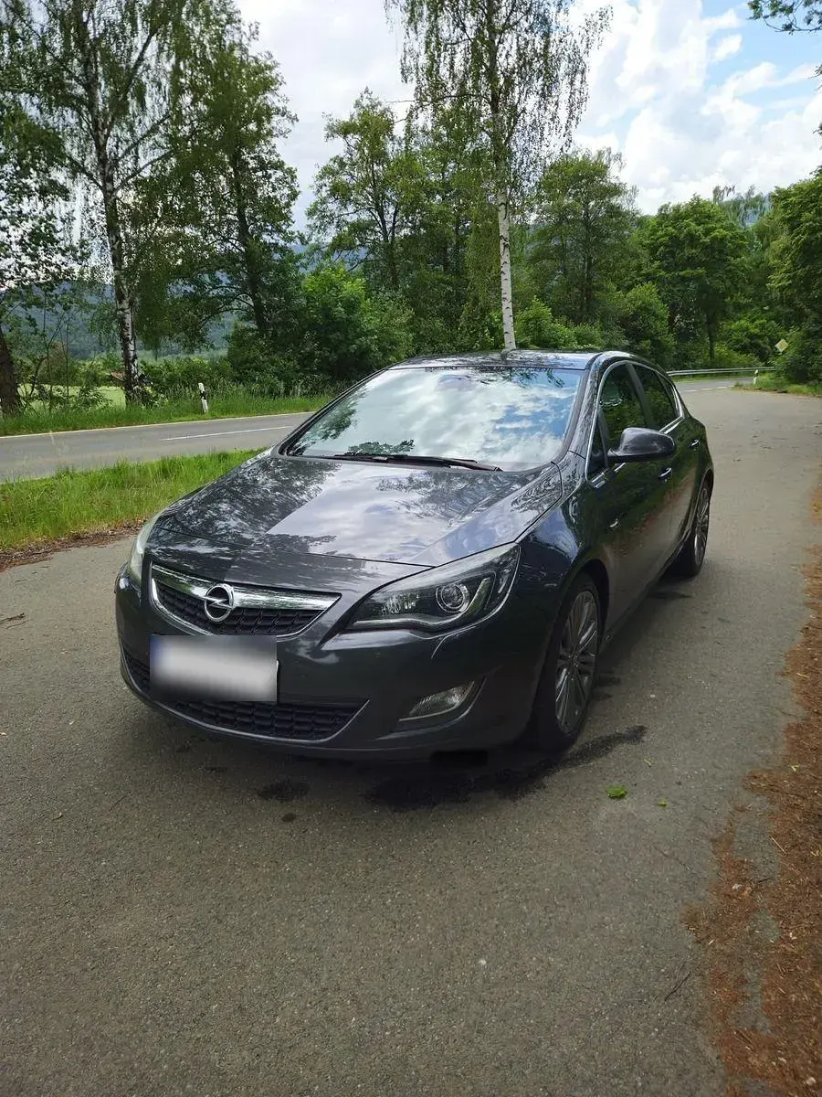 Gebraucht Opel Astra 140 PS (102 kW) 2012 Grau Limousine