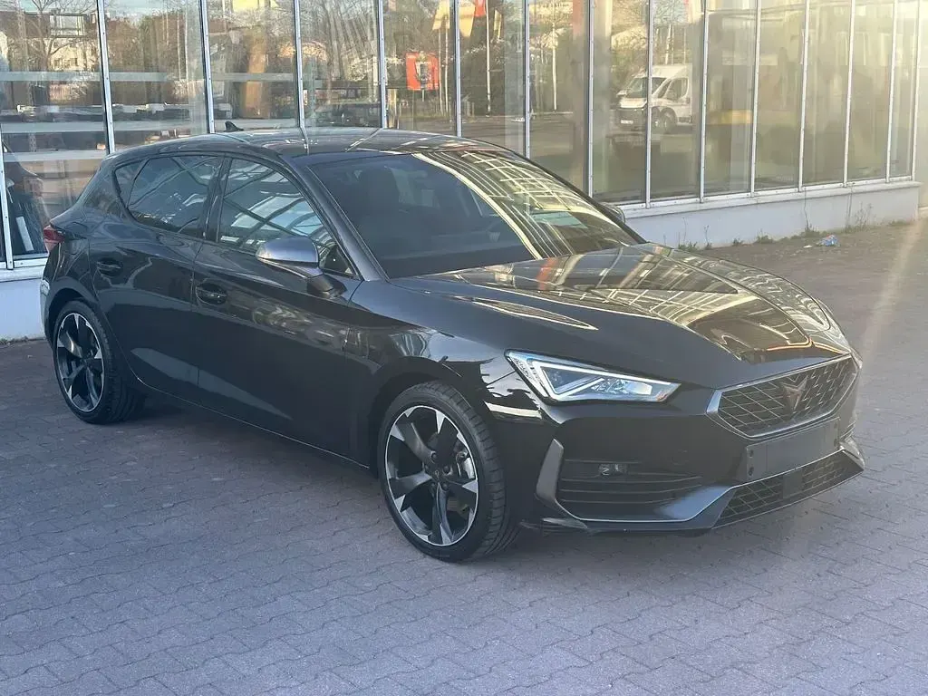 Używany Cupra Leon Basis 150 KM (110 kW) 2024 Czarny Sedan/Limuzyna