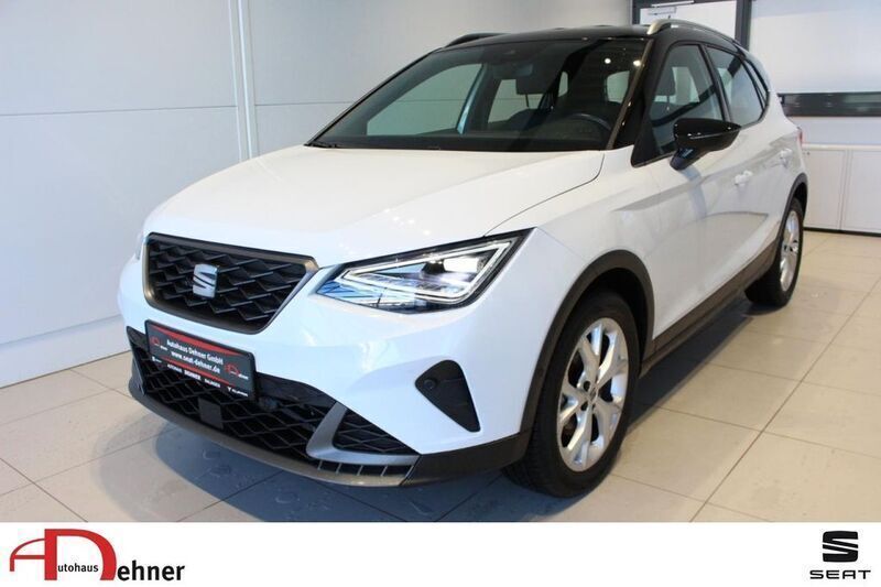 Nevada weiß / midnight schwarz (metallic) Gebraucht 2023 Seat Arona FR SUV | 22.280 € (Fairer Preis) - Bild 1/4