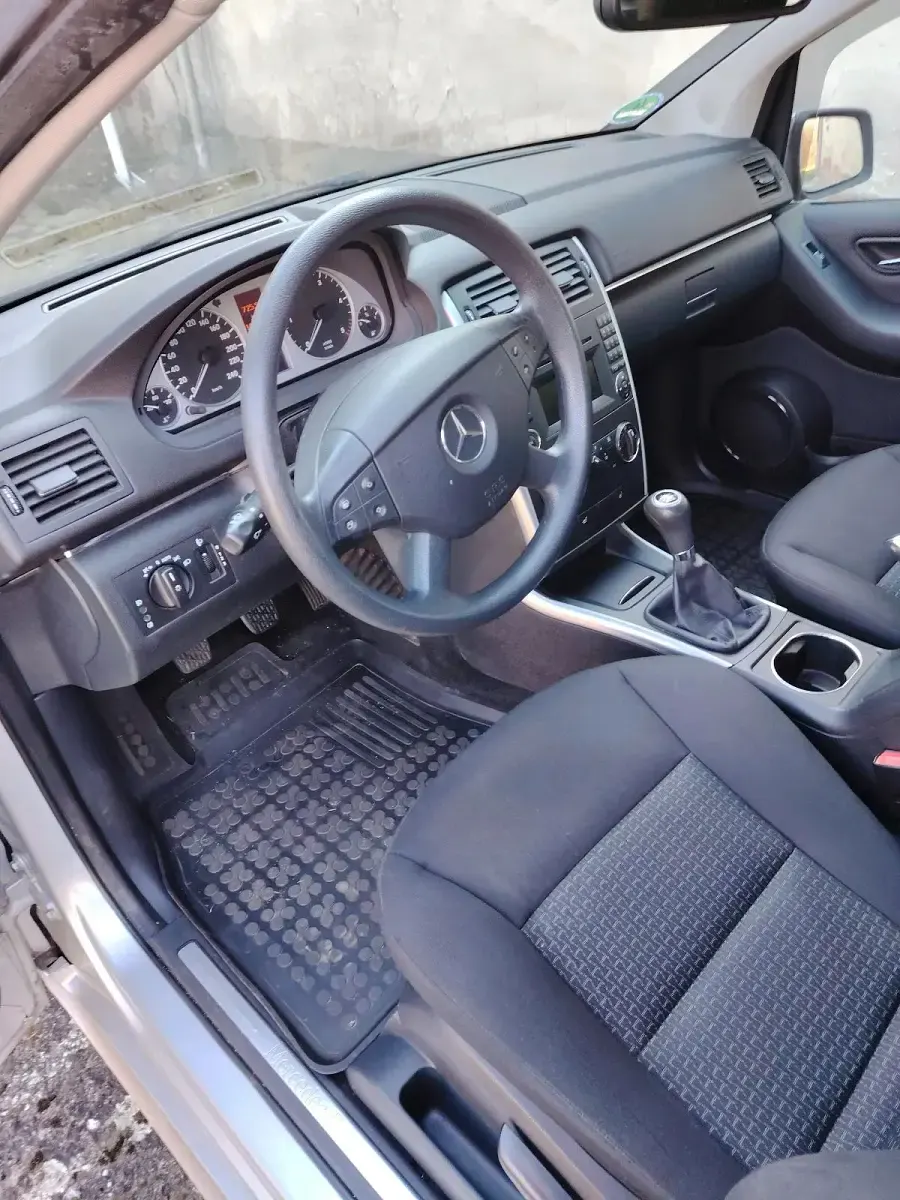 Gebraucht Mercedes B180 109 PS (80 kW) 2009 Silber Van / Kleinbus