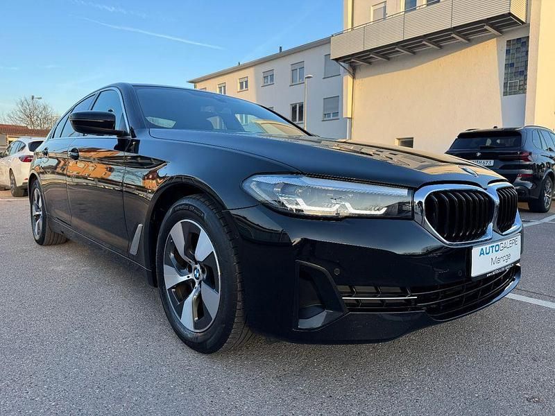 Gebraucht BMW 520 190 PS (139 kW) 2022 Schwarz ii/bonnet fluid black Limousine