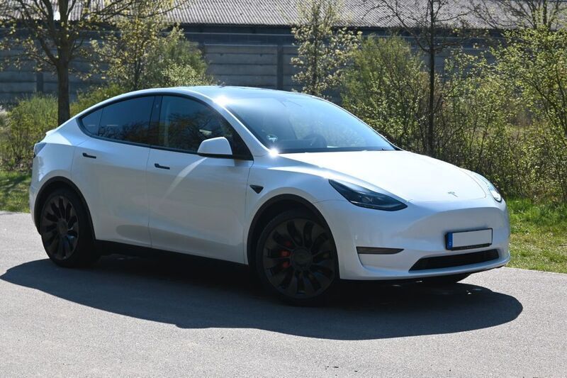 Pearl white multicoat Gebraucht 2022 Tesla Model Y Performance SUV | 67.900 € - Bild 1/4
